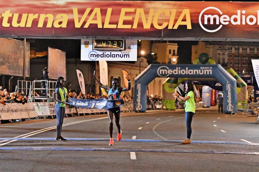 El keniano Josphat Kiptoo Boit, con un tiempo de 42:02, y la israelí Lonah Cemtai Salpeter, con 47:38, han logrado en Valencia la mejor marca mundial del año en la distancia de 15 kilómetros. La prueba, que se celebró el sábado y que recorrió las calles del centro de la ciudad, contó con cerca de 10.000 participantes, según señalaron fuentes de la organización.