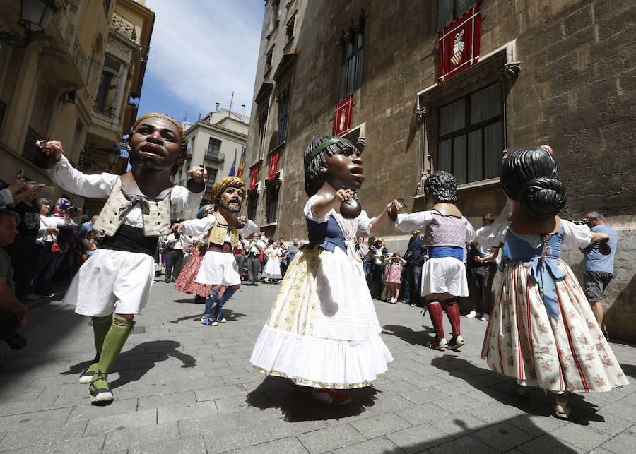Fotos: La Cabalgata del Convite invade Valencia de danzas, música y color