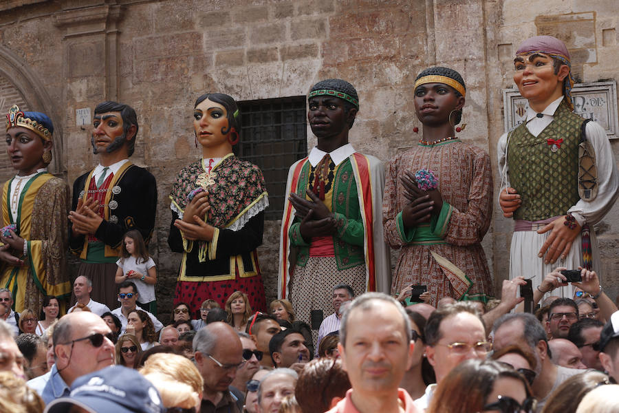 Fotos: La Cabalgata del Convite invade Valencia de danzas, música y color