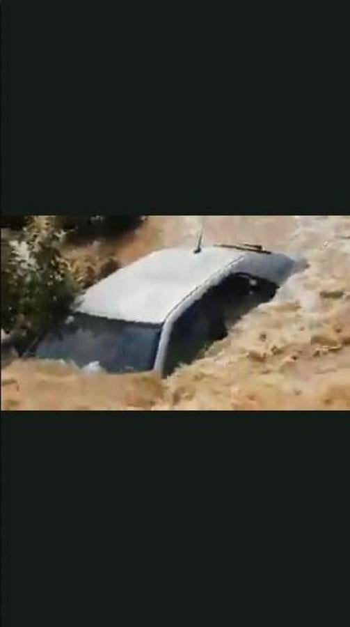 Un coche queda atrapado por el agua con tres personas dentro en Alginet.