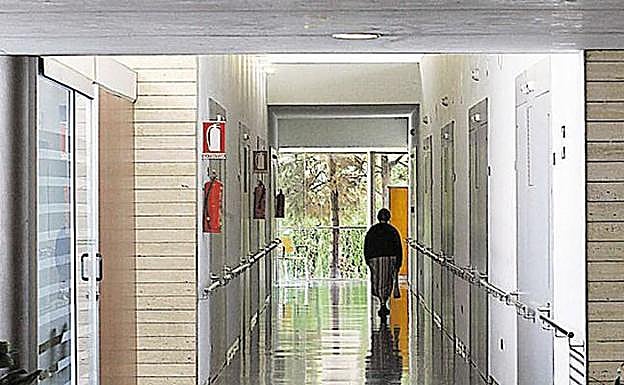 Una mujer, en el pasillo de un centro para enfermos mentales en la Comunitat Valenciana.
