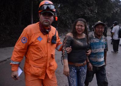 Imagen secundaria 1 - La muerte de un niño eleva a 70 las víctimas por la erupción del volcán en Guatemala