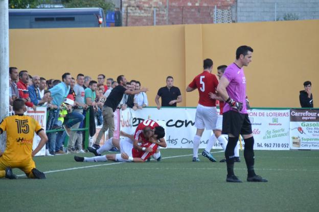 Cristian celebrando el segundo gol del Club Deportivo Dénia en el campo del Vilamarxant. 