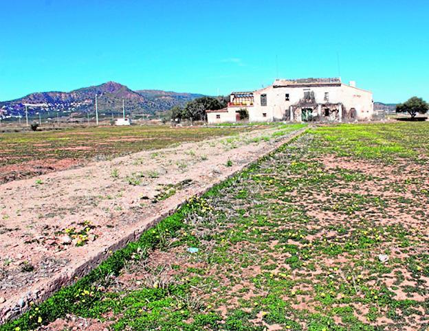 Alqueria de l'Advocat, al lado de la parcela donde iría el hotel. 