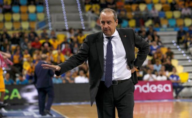 Txus Vidorreta dirige a sus jugadores en el partido en Gran Canaria.