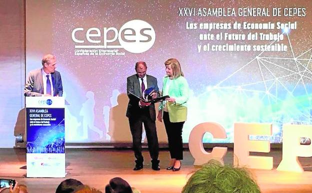 Pedreño entrega a Báñez un libro del 25 aniversario de Cepes.