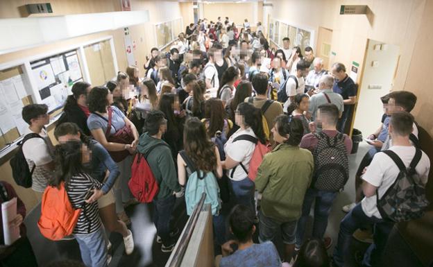 Alumnos de Bachillerato, esperando para entrar al primer examen del Selectivo.