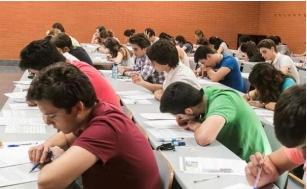 Jóvenes valencianos durante las pruebas de la PAU. 