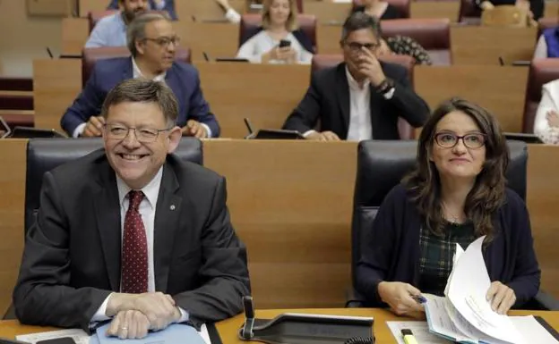 Ximo Puig, en Les Corts junto Mónica Oltra. 