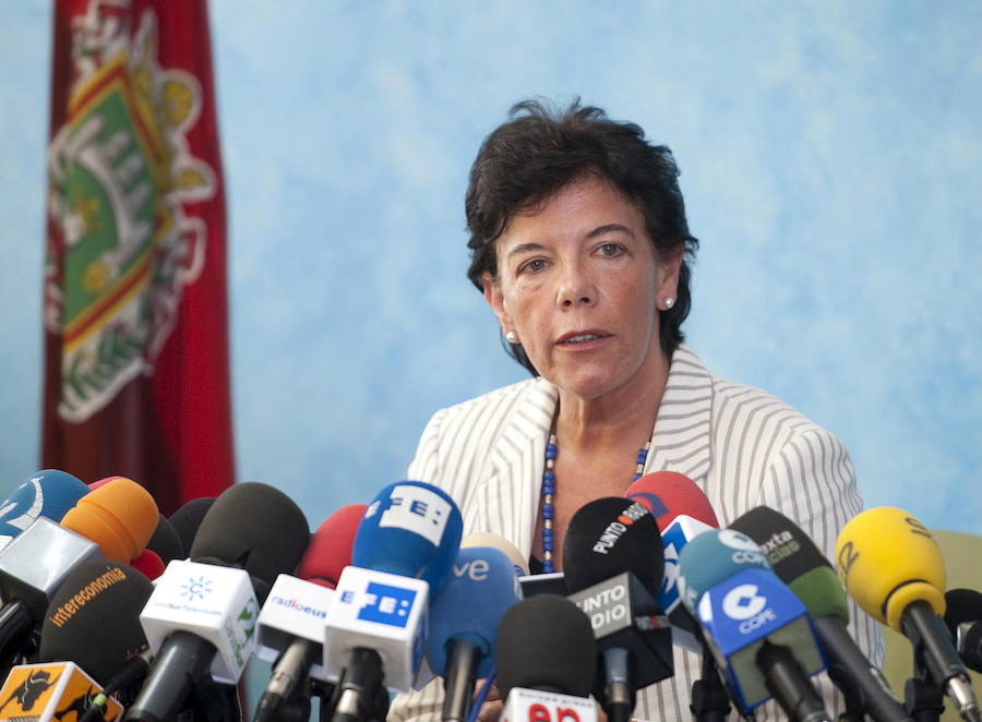 ISABEL CELAÀ , MINISTRA DE EDUCACIÓN | (Bilbao, 1949) De 2009 a 2012 ejerció el cargo de Consejera de Educación, Universidades e Investigación en el gobierno de Patxi López, . es licenciada en Filosofía, Filología Inglesa y Derecho. Está casada y es madre de dos hijas. Desde octubre de 1998 es parlamentaria autonómica vasca por Vizcaya.