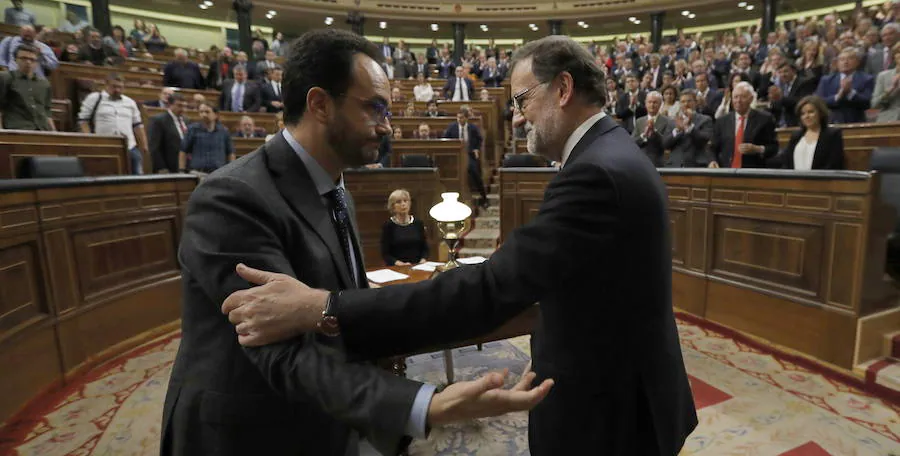 Al final el PSOE optó por la abstención, Pedro Sánchez dimitió y Rajoy se convirtió en presidente del Gobierno.