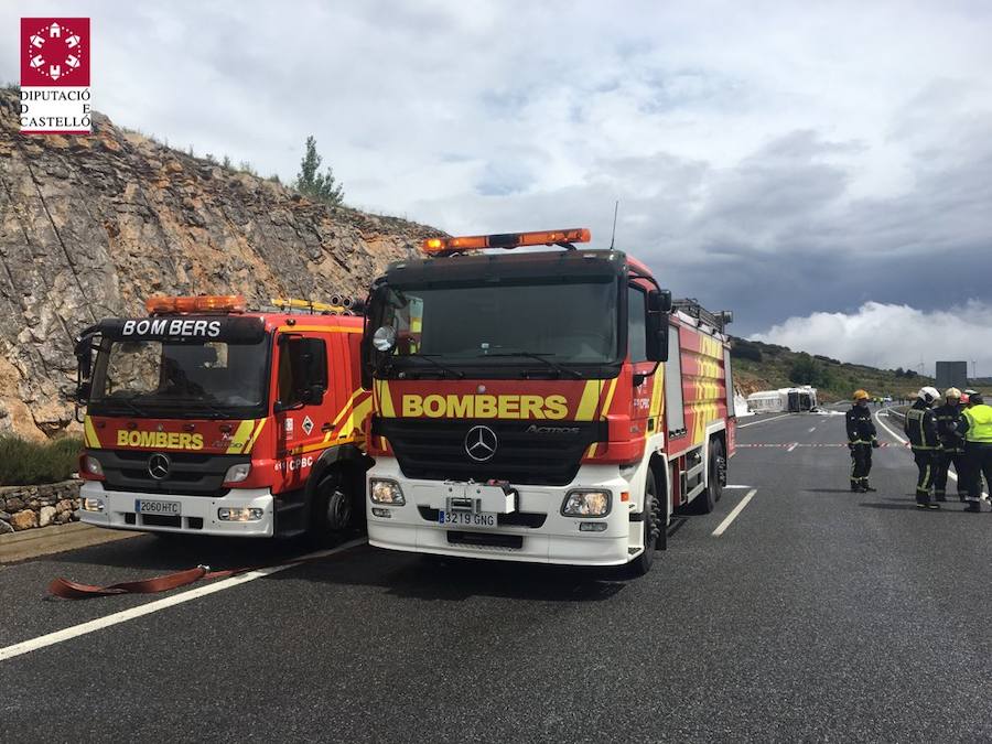 El vuelvo ha provocado que la vía quedara  cortada al tráfico durante varias horas en sentido Teruel , mientras una grúa enderezaba el vehículo del que no se podía recuperar el gasoil y gasolina que aún quedaban en el interior de las cisternas