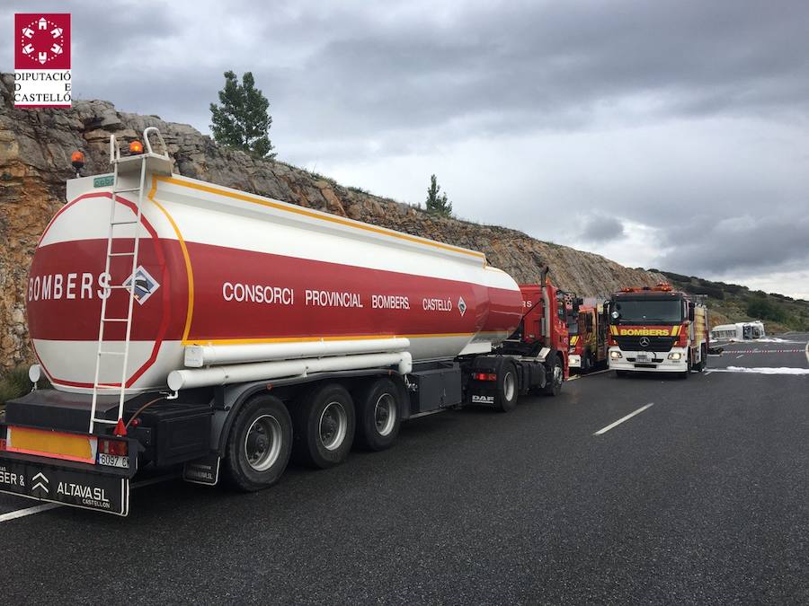 El vuelvo ha provocado que la vía quedara  cortada al tráfico durante varias horas en sentido Teruel , mientras una grúa enderezaba el vehículo del que no se podía recuperar el gasoil y gasolina que aún quedaban en el interior de las cisternas