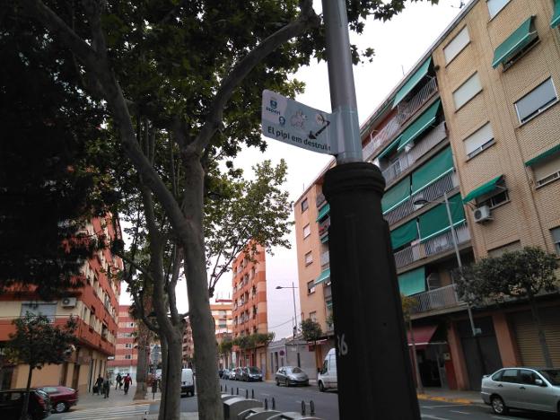 Una farola señalizada en Sedaví. 