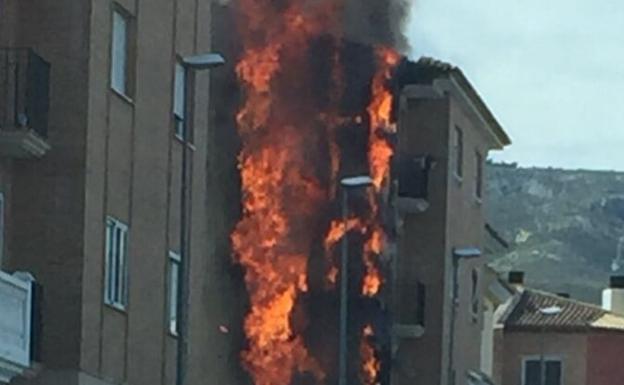 Las llamas en el edificio que ha sufrido el incendio en Albaida.