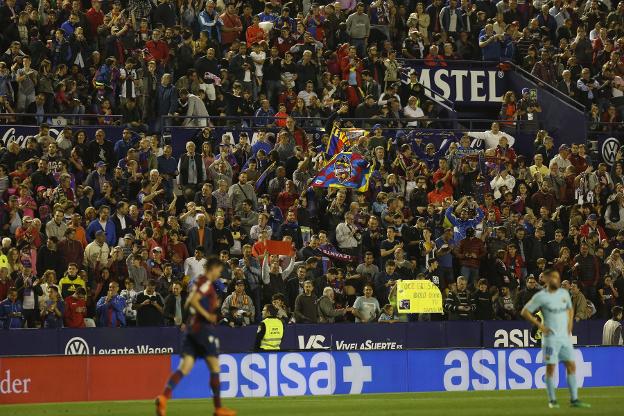 Aficionados granotas celebran la victoria contra el Barcelona. 