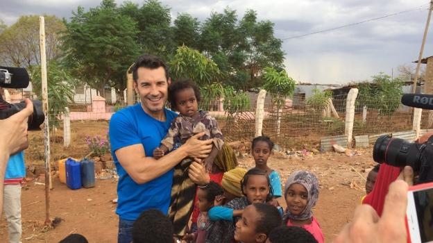 Jesús Vázquez, rodeado de niños en el campamento etíope. «Muchos nacen y mueren allí», lamenta. 