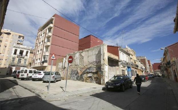 Tramo de la calle Los Ángeles, una de las zonas más degradadas del Cabanyal 