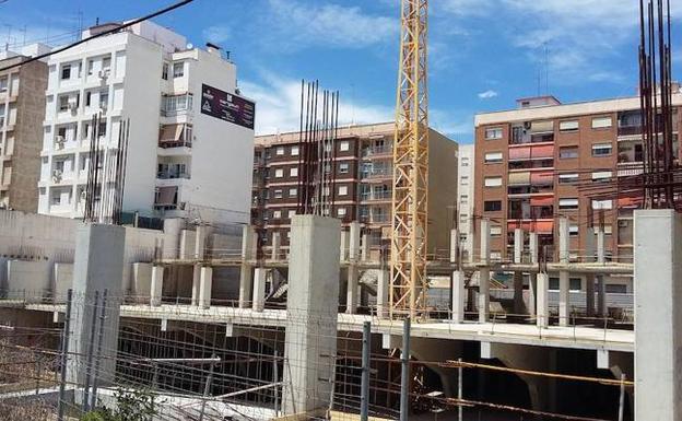 Estado de las obras del polideportivo inacabado visto desde la calle Castillo de Benisanó.