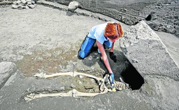 Una piedra aplastó a este hombre durante la erupción del Vesubio. 