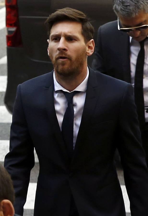 2.º LIONEL MESSI. El delantero argentino del Barça habría acumulado en 12 meses 94,67 millones de euros (111 en dólares). Forbes calcula que de ese dinero, Leo Messi habría ganado en salarios 71,6 millones de euros (84 en dólares). En la imagen, el jugador del FC Barcelona, acudiendo a declarar a un juicio por un fraude de 4,1 millones a la Hacienda española.