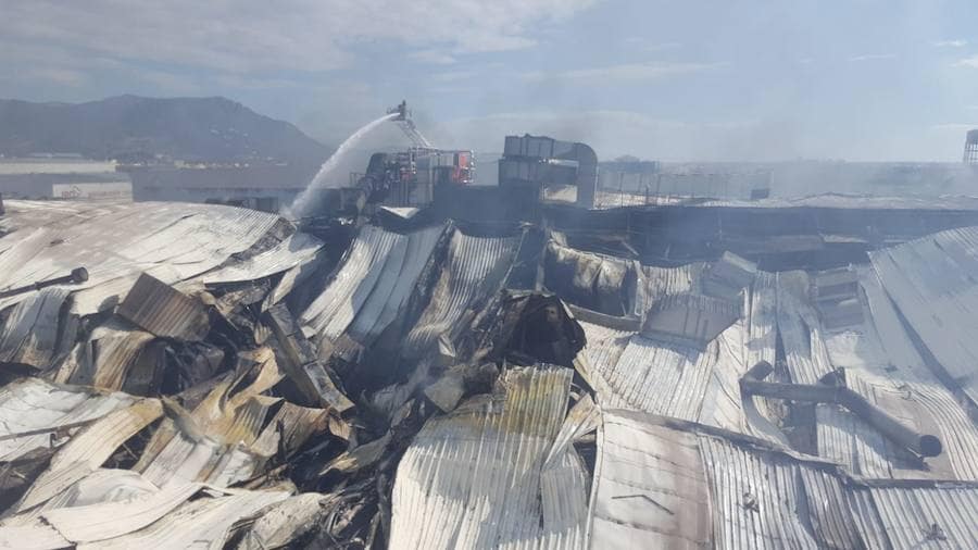 Fotos: Un incendio calcina la panificadora de Mercadona en Puzol