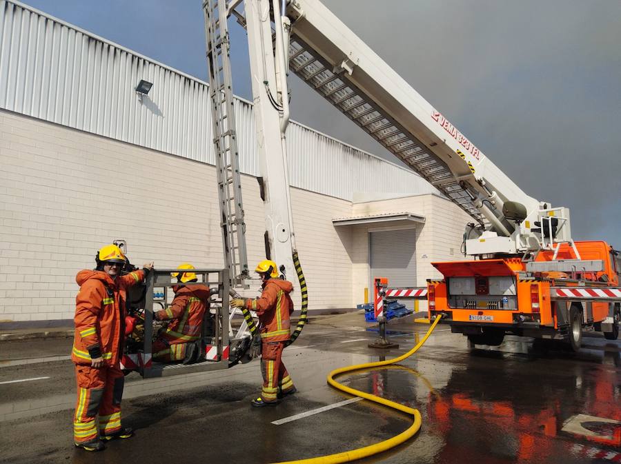 Fotos: Un incendio calcina la panificadora de Mercadona en Puzol