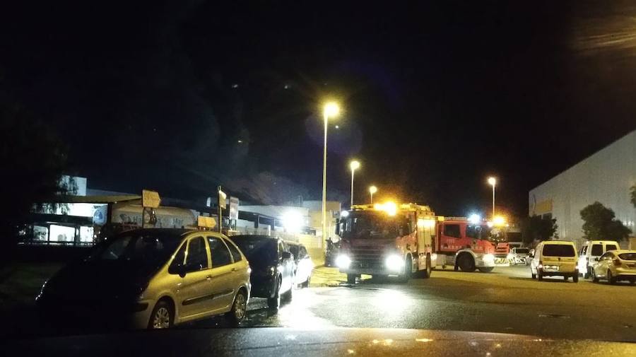 Fotos: Un incendio calcina la panificadora de Mercadona en Puzol