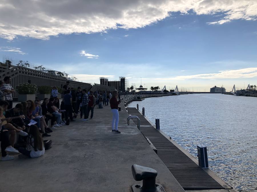 Miles de personas se han concentrado en la fachada marítima de Valencia para probar suerte y demostrar sus dotes musicales. Cepeda, concursante de la última edición de Operación Triunfo, ha llegado a la Marina de Valencia ante la expectación de los aspirantes que aguardan su turno.