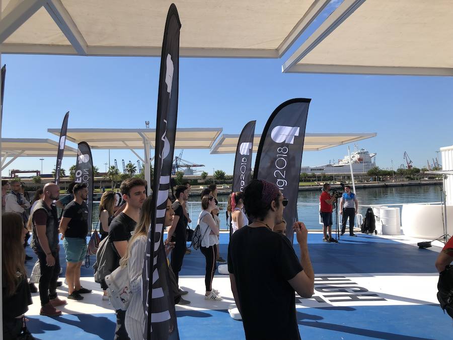 Miles de personas se han concentrado en la fachada marítima de Valencia para probar suerte y demostrar sus dotes musicales. Cepeda, concursante de la última edición de Operación Triunfo, ha llegado a la Marina de Valencia ante la expectación de los aspirantes que aguardan su turno.