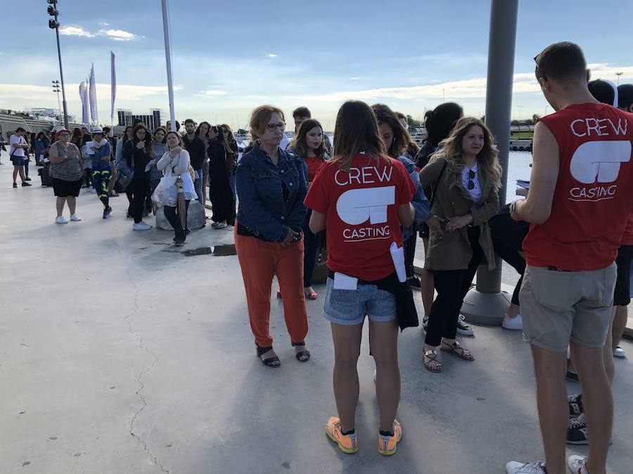 Miles de personas se han concentrado en la fachada marítima de Valencia para probar suerte y demostrar sus dotes musicales. Cepeda, concursante de la última edición de Operación Triunfo, ha llegado a la Marina de Valencia ante la expectación de los aspirantes que aguardan su turno.