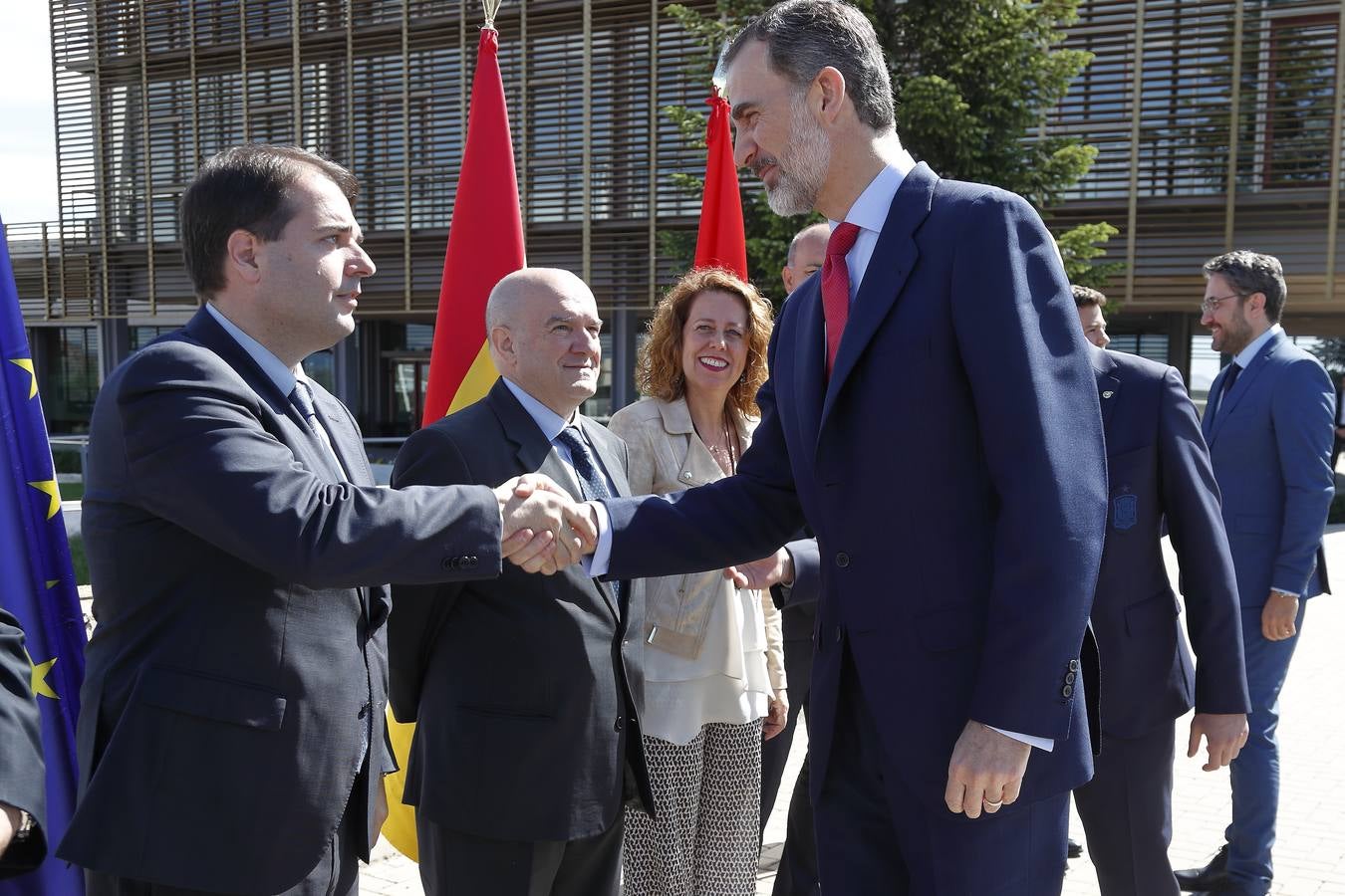 El monarca ha visitado a los jugadores del combinado nacional y a toda la delegación española en la Ciudad del Fútbol de Las Rozas