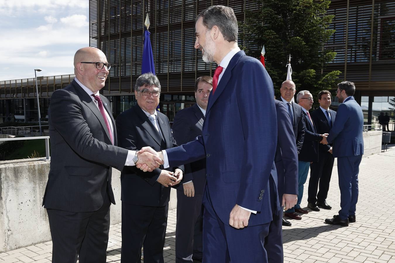 El monarca ha visitado a los jugadores del combinado nacional y a toda la delegación española en la Ciudad del Fútbol de Las Rozas