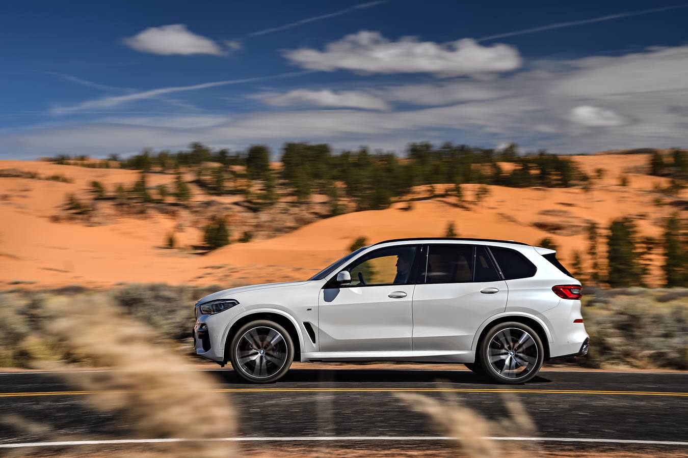 BMW actualiza el X5 con una nueva versión, cuya apariencia es más robusta, con códigos de diseño actualizados y mayor amplitud del habitáculo gracias a unas dimensiones ampliadas. Las nuevas tecnologías representan un paso más en el camino hacia la conducción autónoma.