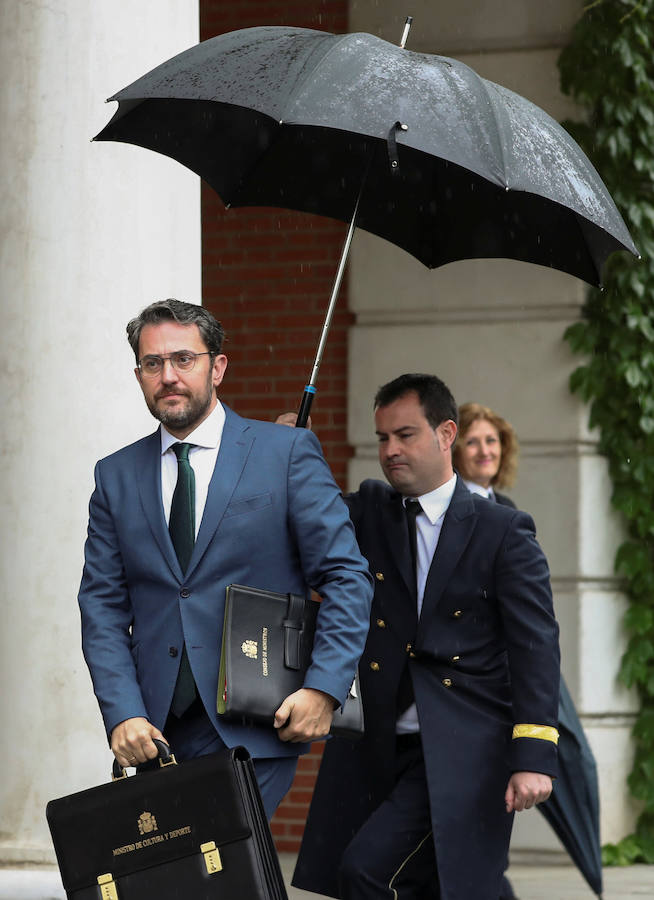 El Ministro sube las escaleras de Moncloa.