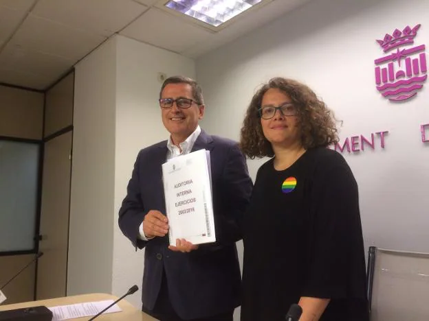 Salvador Gregori y Alícia Izquierdo presentaron ayer la auditoría que ha costado 3 años de redactar. 