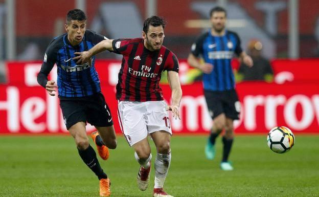 Cancelo y Calhanoglu, durante un derbi entre el Inter y el Milan. 