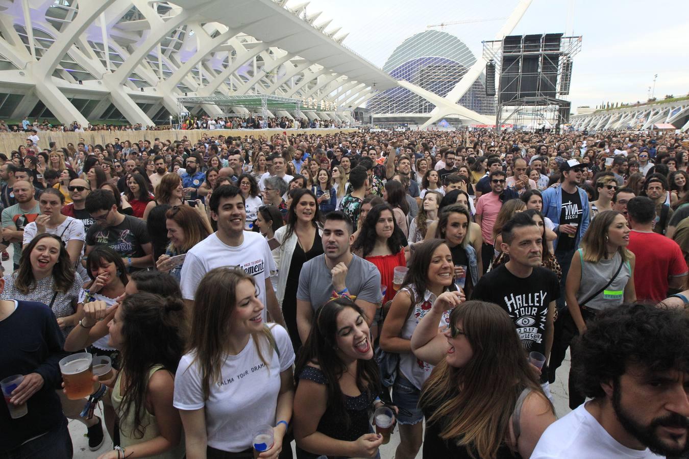 El Festival de les Arts arrancó este viernes su cuarta edición. La organización prevé que entre viernes y sábado más de 40.000 personas acudan a los conciertos. El público respondió masivamente a la primera jornada, en la que actuaron La Habitación Roja, Elefantes, Viva Suecia y Crystal Fighters. Hoy sábado será el turno para el valenciano Tórtel, Mando Diao y Lori Meyers, entre otros. La organización del Festival de les Arts ya tiene cerrada la edición de 2019. Se celebrará el 7 y 8 de junio del próximo año en la Ciudad de lasCiencias. 