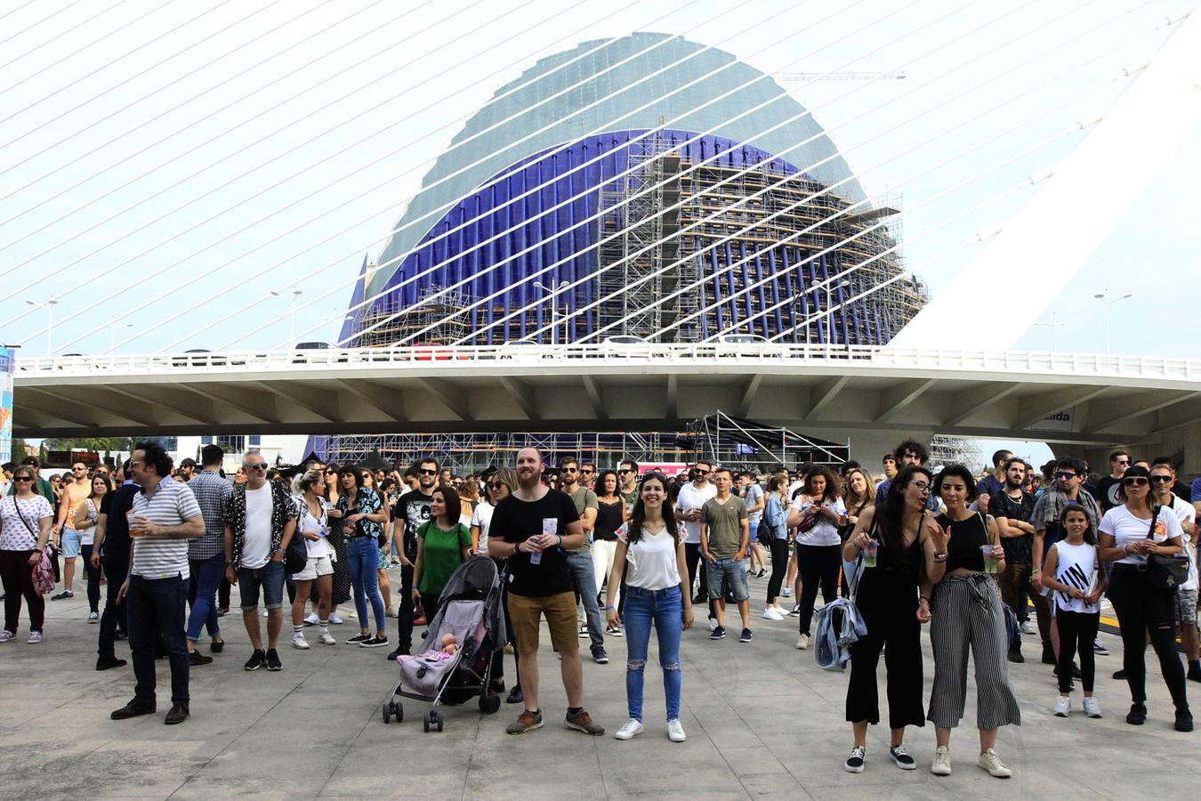 El Festival de les Arts arrancó este viernes su cuarta edición. La organización prevé que entre viernes y sábado más de 40.000 personas acudan a los conciertos. El público respondió masivamente a la primera jornada, en la que actuaron La Habitación Roja, Elefantes, Viva Suecia y Crystal Fighters. Hoy sábado será el turno para el valenciano Tórtel, Mando Diao y Lori Meyers, entre otros. La organización del Festival de les Arts ya tiene cerrada la edición de 2019. Se celebrará el 7 y 8 de junio del próximo año en la Ciudad de lasCiencias.