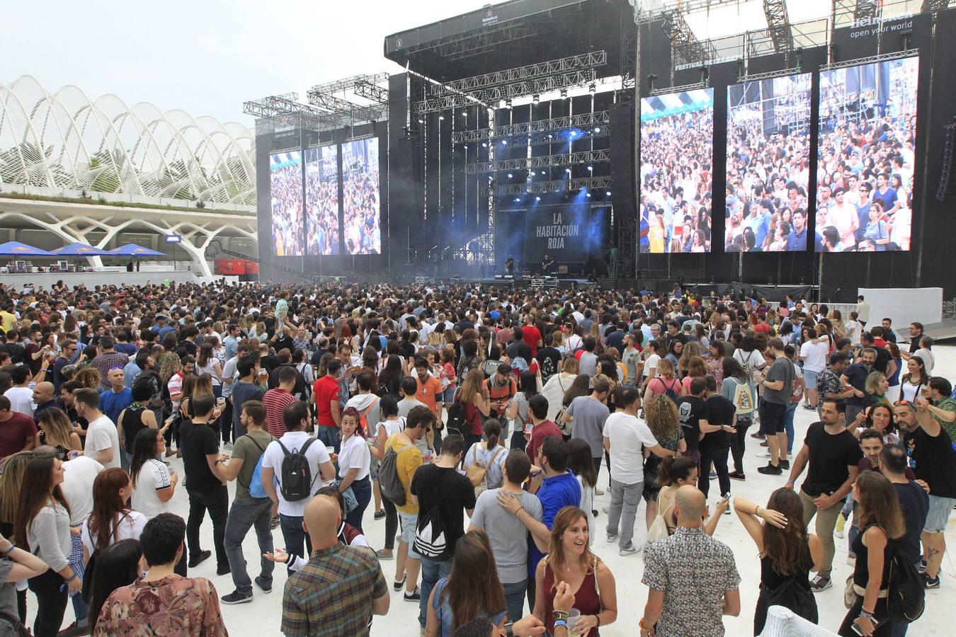 El Festival de les Arts arrancó este viernes su cuarta edición. La organización prevé que entre viernes y sábado más de 40.000 personas acudan a los conciertos. El público respondió masivamente a la primera jornada, en la que actuaron La Habitación Roja, Elefantes, Viva Suecia y Crystal Fighters. Hoy sábado será el turno para el valenciano Tórtel, Mando Diao y Lori Meyers, entre otros. La organización del Festival de les Arts ya tiene cerrada la edición de 2019. Se celebrará el 7 y 8 de junio del próximo año en la Ciudad de lasCiencias.