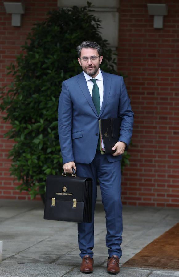 El Ministro de Cultura y Deporte, Maxim Huerta, posa ante las cámaras con la cartera de su Ministerio.