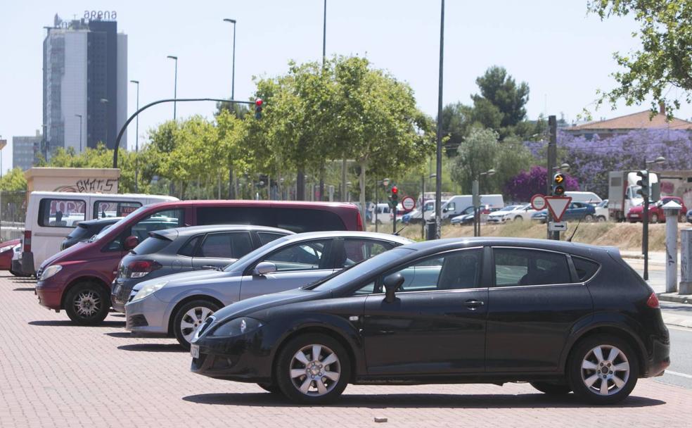 Coches sobre la acera en la ronda norte.