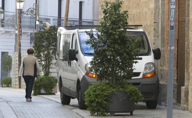 Coches mal aparcados en la acera de la calle Salvador. 