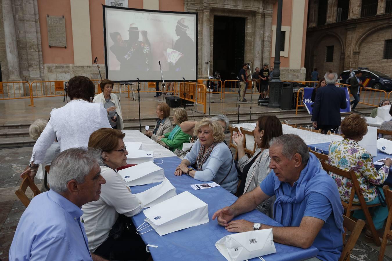 La plaza de la Virgen acogió este viernes la Cena del Hambre que convoca Manos Unidas. El evento de carácter benéfico consiste en una cena simbólica a base de pan, aceite y una pieza de fruta para solidarizarse con las personas que pasan hambre en el mundo. Además, el importe de la cena se destina a los proyectos de desarrollo