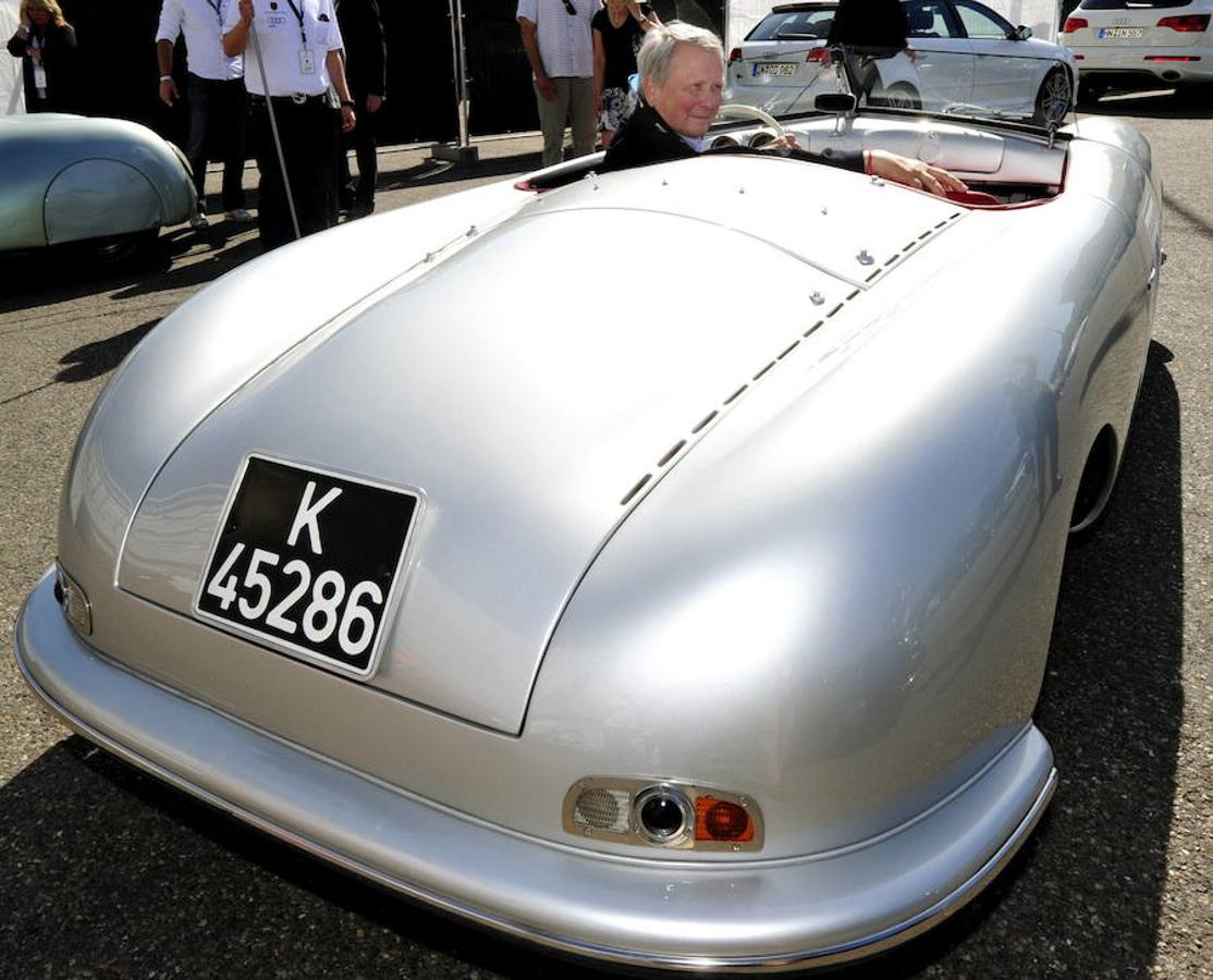 El 356, uno de los primeros mitos de Porsche, un coupé descapotable con motor bóxer de seis cilindros y dos litros, ubicado en la parte trasera y que desarrollaba una potencia de 130 CV