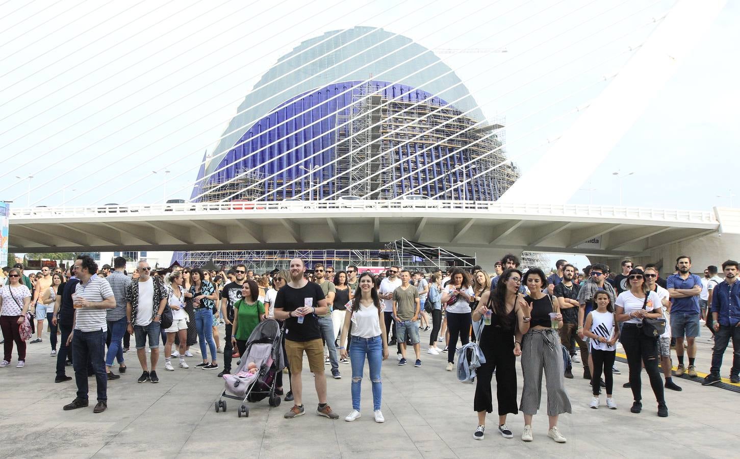 El Festival de les Arts arrancó este viernes su cuarta edición. La organización prevé que entre viernes y sábado más de 40.000 personas acudan a los conciertos. El público respondió masivamente a la primera jornada, en la que actuaron La Habitación Roja, Elefantes, Viva Suecia y Crystal Fighters. Hoy sábado será el turno para el valenciano Tórtel, Mando Diao y Lori Meyers, entre otros. La organización del Festival de les Arts ya tiene cerrada la edición de 2019. Se celebrará el 7 y 8 de junio del próximo año en la Ciudad de lasCiencias.