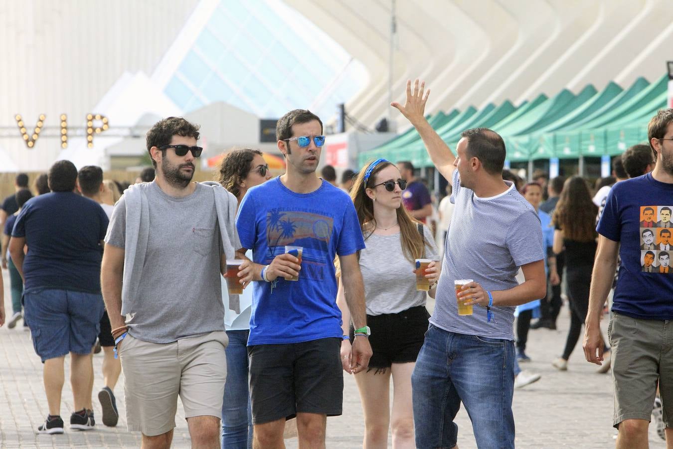 El Festival de les Arts arrancó este viernes su cuarta edición. La organización prevé que entre viernes y sábado más de 40.000 personas acudan a los conciertos. El público respondió masivamente a la primera jornada, en la que actuaron La Habitación Roja, Elefantes, Viva Suecia y Crystal Fighters. Hoy sábado será el turno para el valenciano Tórtel, Mando Diao y Lori Meyers, entre otros. La organización del Festival de les Arts ya tiene cerrada la edición de 2019. Se celebrará el 7 y 8 de junio del próximo año en la Ciudad de lasCiencias.