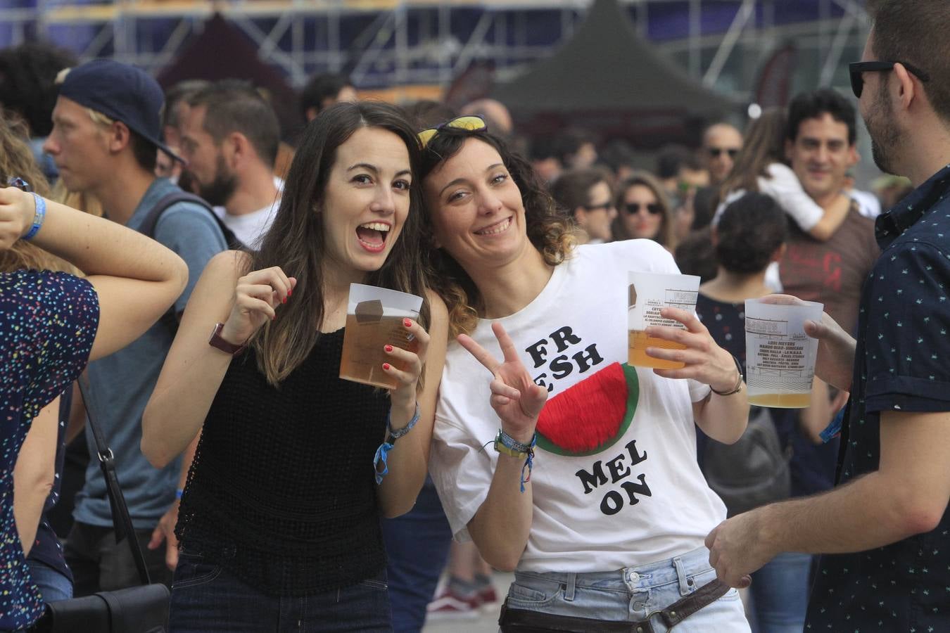 El Festival de les Arts arrancó este viernes su cuarta edición. La organización prevé que entre viernes y sábado más de 40.000 personas acudan a los conciertos. El público respondió masivamente a la primera jornada, en la que actuaron La Habitación Roja, Elefantes, Viva Suecia y Crystal Fighters. Hoy sábado será el turno para el valenciano Tórtel, Mando Diao y Lori Meyers, entre otros. La organización del Festival de les Arts ya tiene cerrada la edición de 2019. Se celebrará el 7 y 8 de junio del próximo año en la Ciudad de lasCiencias.