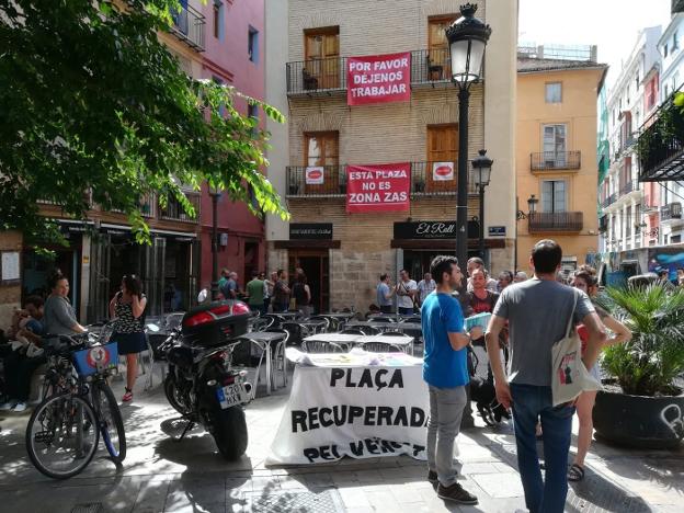 Duelo de pancartas también en el edificio de la plaza de l'Om ayer por la mañana. 