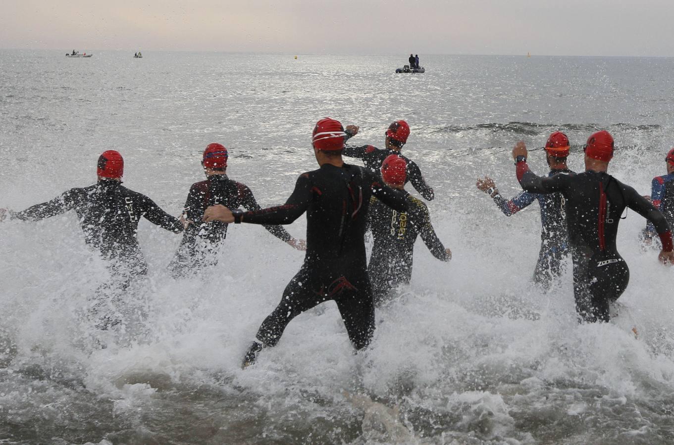 Francisco Fernández (Trampolín de Toledo) y Anna Noguera (Igualada) se llevaron el triunfo en el triatlón Media Distancia (1,9 kms de natación, 90 kms de bici y medio maratón) celebrada en la playa de Las Arenas. El campeón masculino lo hizo en 3.48.08 mientras que Noguera necesitó 4.11.39 